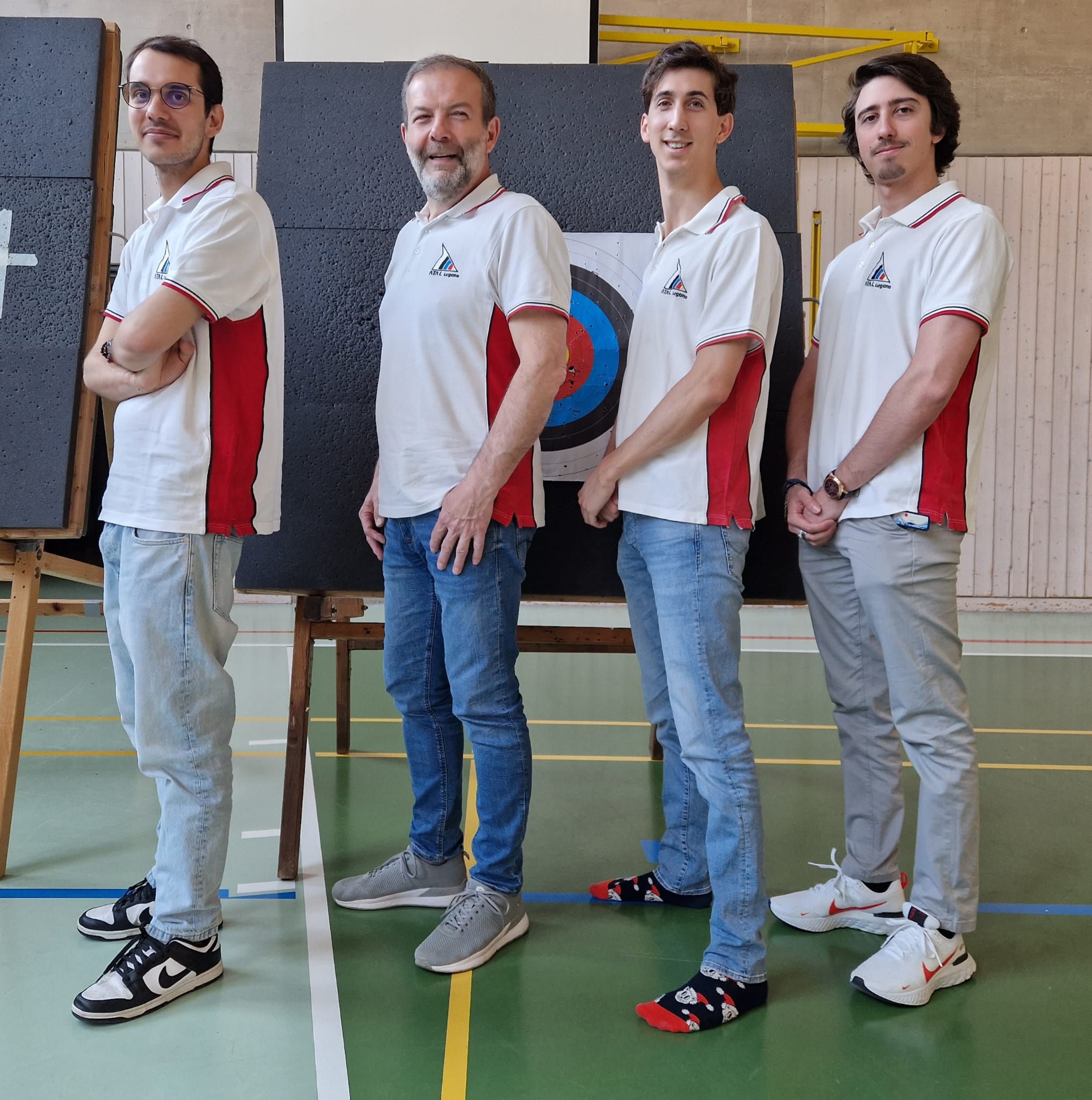 Un monitore segue un allievo del corso base